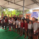 विजयनगर स्कूल में सामुदायिक सहभागिता तहत सीएमओ दीपका ने बच्चों को पानी बाटल भेंट की।